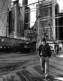 Imagen secundaria 2 - Arriba, el psiquiatra Luis Rojas Marcos desempeñó su labor en la ciudad de Nueva York. Abajo, un joven Valentín Fuster, en primer término, durante sus trabajos de laboratorio. Y el retrato de Aquiles García Tuero, productor y gestor cultural. Un ejemplo del material inédito que realizó el fotógrafo durante su estancia en EE UU.