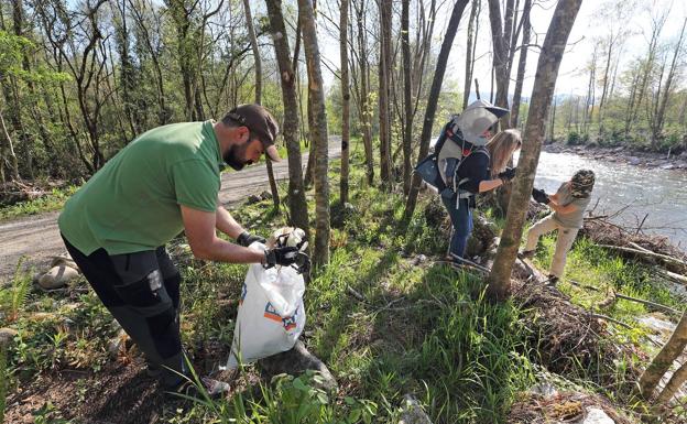 Imagen. Voluntarios han limpiado los márgenes del río a su paso por Mazcuerras