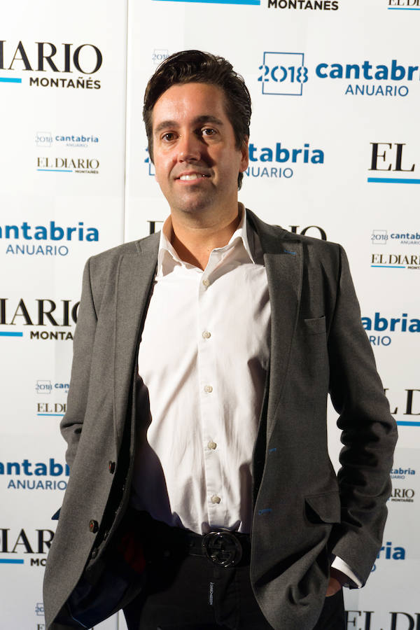 Sergio García de Noguera. Santander. Blazer gris y camisa blanca.