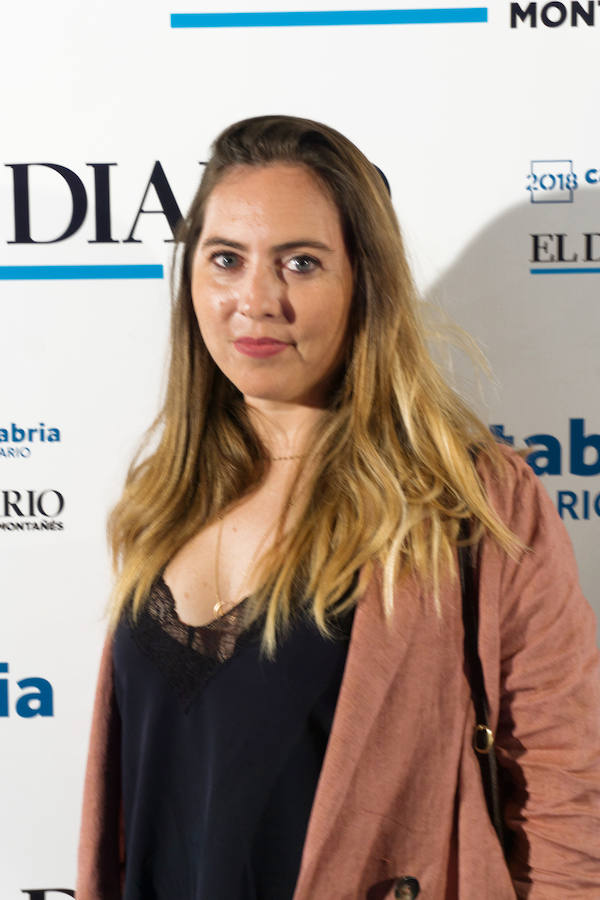 Paula Fernández Solórzano. Bloguera Amordesmadre. Top y falda de Zadig Voltaire, americana de Colette Santander. Bolso World Family, resto de omplementos Del Rosa al Amarillo. 