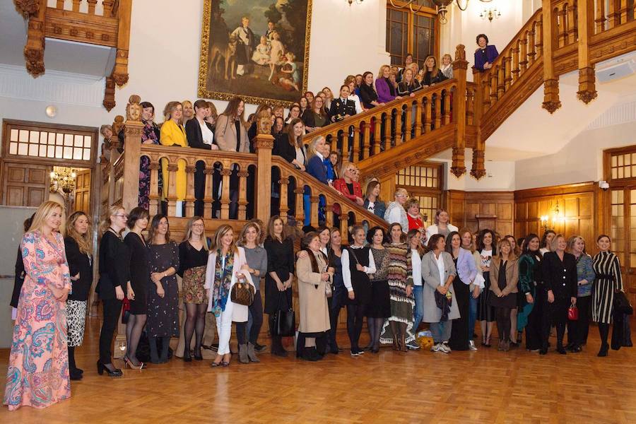 Asistentes a la presentación del grupo de mujeres influyentes, en el recibidor principal del palacio de La Magdalena.