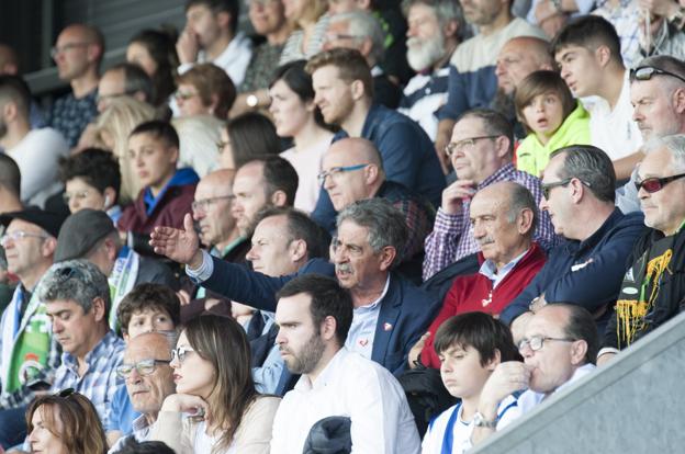 En la grada. Revilla, Mazón y Blanco presenciaron el partido entre los aficionados. 