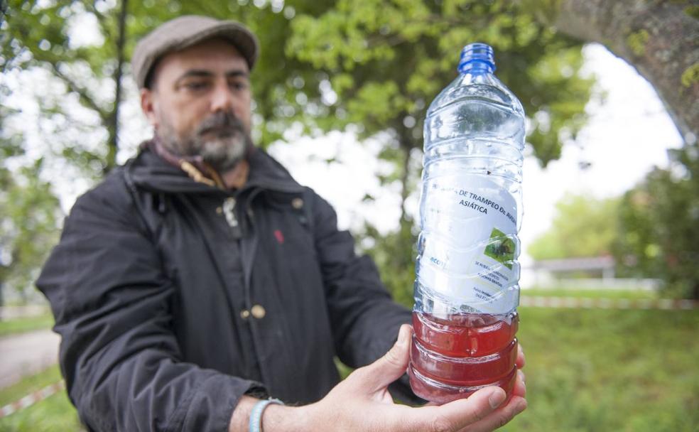 Felipe González, de SEO BirdLife, muestra una de las trampas instaladas en El Astillero.