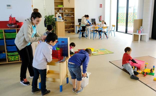 El centro cívico de Cazoña se transformará en una instalación artística para el Día del Libro