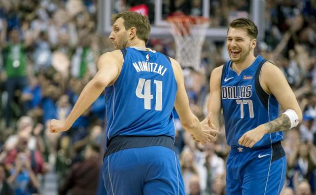 Luka Doncic (d), junto a Nowitzki en el último partido de la temporada para los Dallas Mavericks.