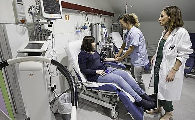 El Gobierno diseña una 'hoja de ruta' para «integrar la atención sanitaria y la social»