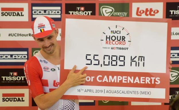Victor Campenaerts, junto a la marca que ha establecido en el Velódromo Bicentenario de Aguascalientes. 
