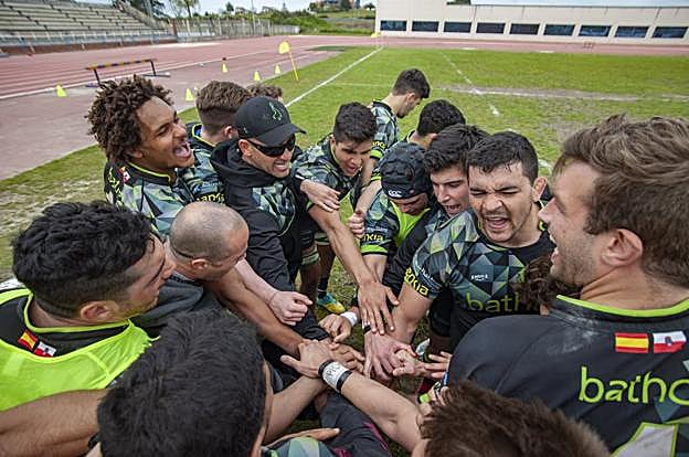 Los jugadores del Bathco festejan en el Ruth Beitia su pase a las semifinales de la fase de ascenso. 