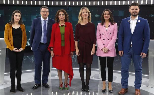 Irene Montero (Unidas Podemos), Aitor Esteban (PNV), María Jesús Montero (PSOE), Cayetana Álvarez de Toledo (PP), Inés Arrimadas (Ciudadanos) y Gabriel Rufián (ERC) posan antes del debate.