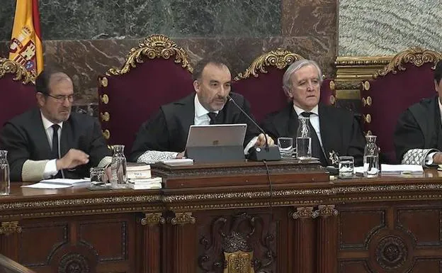 Captura de la señal institucional del Tribunal Supremo del presidente del tribunal que enjuicia la causa del «procés», Manuel Marchena (2i). 