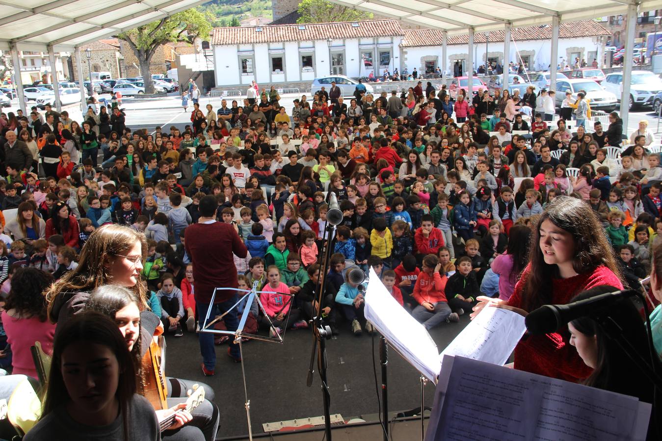 Doce horas de música en vivo y en directo se vivieron ayer en el interior de una carpa en el recinto ferial de La Serna, en Potes.