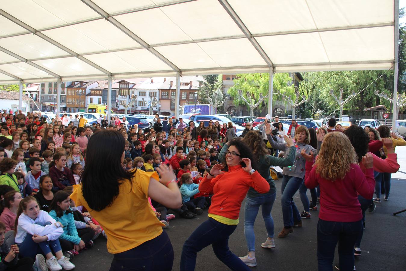 Doce horas de música en vivo y en directo se vivieron ayer en el interior de una carpa en el recinto ferial de La Serna, en Potes.