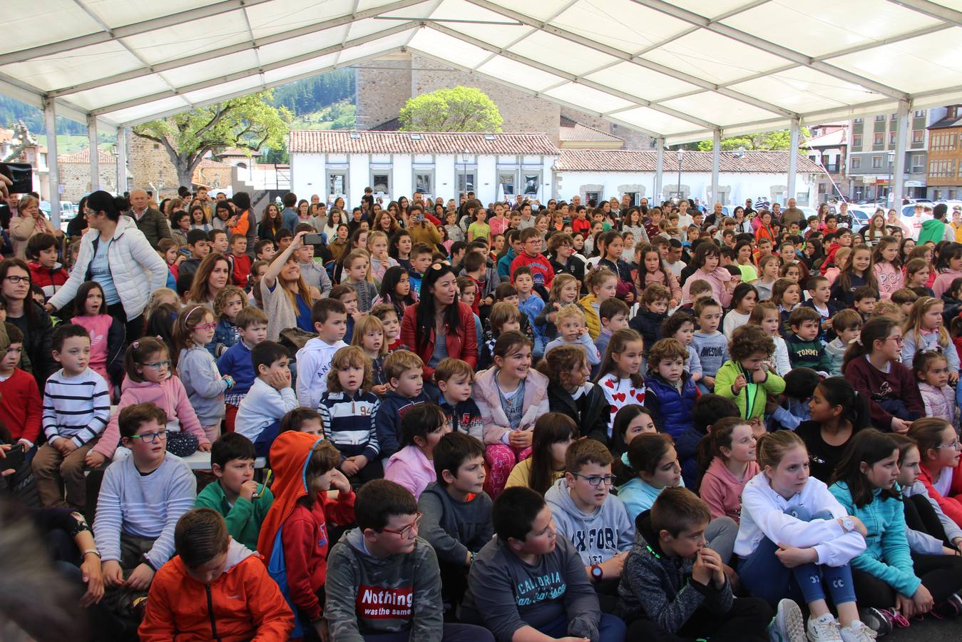 Doce horas de música en vivo y en directo se vivieron ayer en el interior de una carpa en el recinto ferial de La Serna, en Potes.