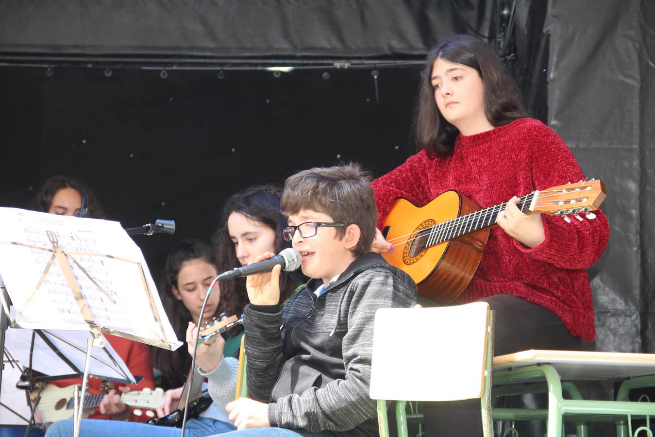 Doce horas de música en vivo y en directo se vivieron ayer en el interior de una carpa en el recinto ferial de La Serna, en Potes.