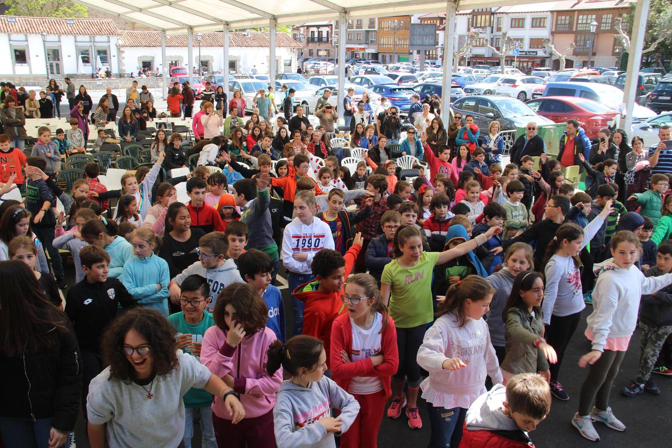 Doce horas de música en vivo y en directo se vivieron ayer en el interior de una carpa en el recinto ferial de La Serna, en Potes.