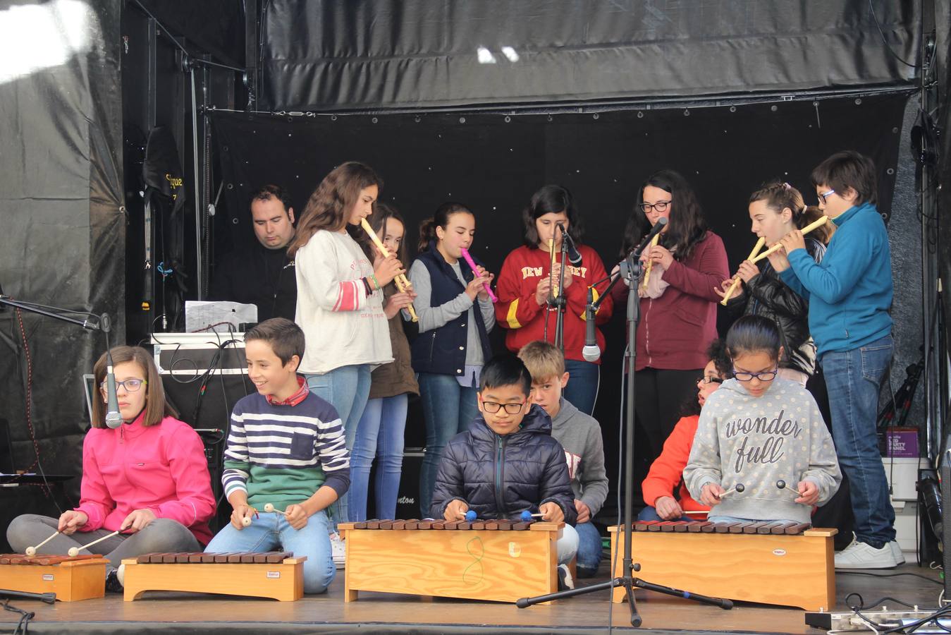 Doce horas de música en vivo y en directo se vivieron ayer en el interior de una carpa en el recinto ferial de La Serna, en Potes.