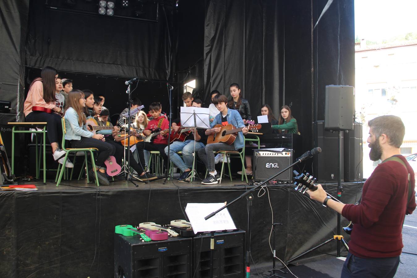 Doce horas de música en vivo y en directo se vivieron ayer en el interior de una carpa en el recinto ferial de La Serna, en Potes.