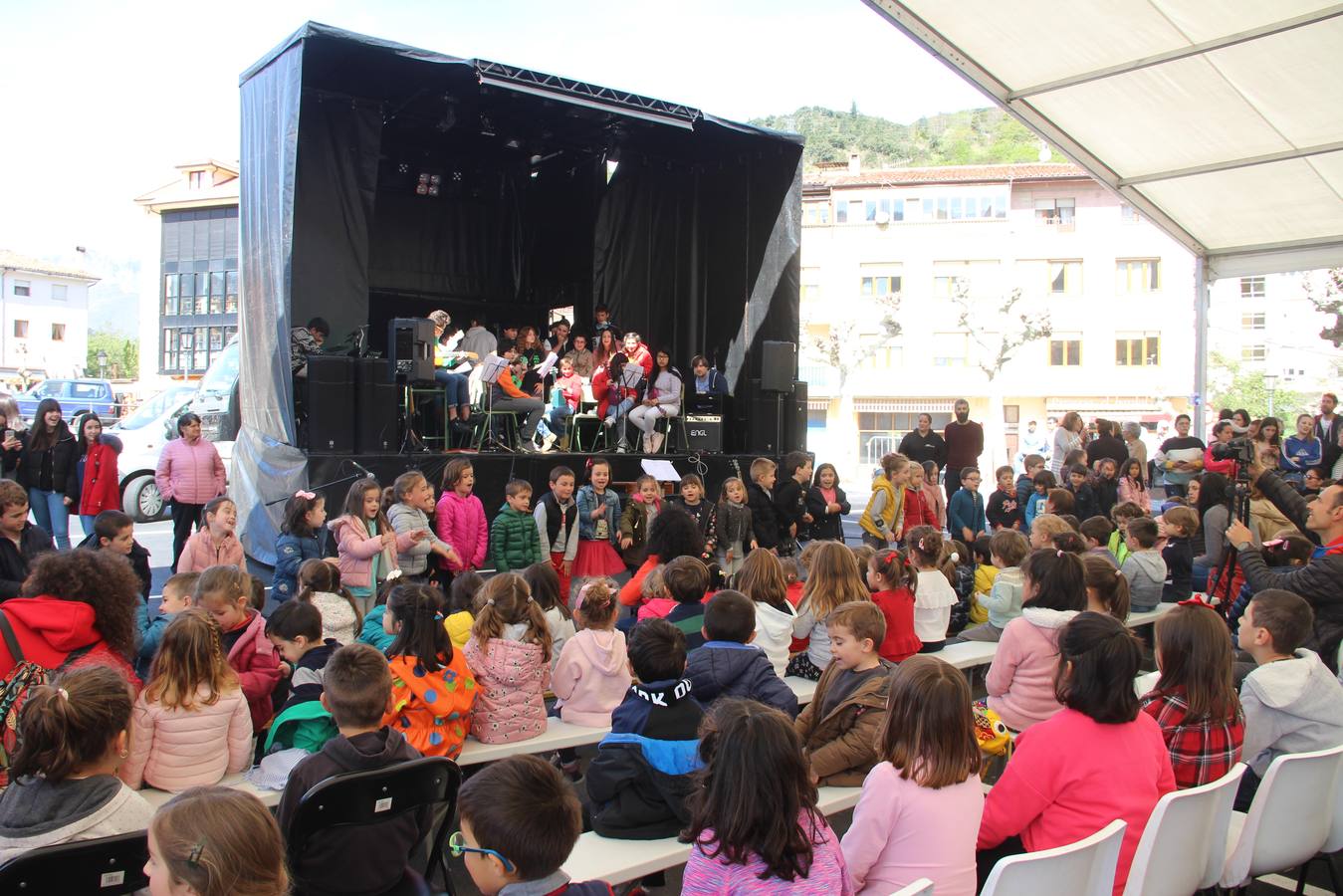 Doce horas de música en vivo y en directo se vivieron ayer en el interior de una carpa en el recinto ferial de La Serna, en Potes.