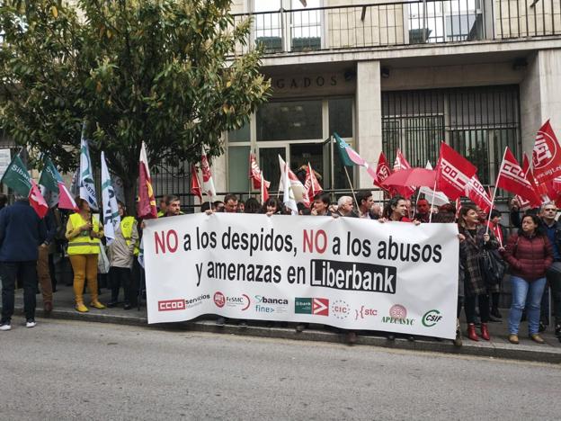 Concentración de delegados de Liberbank junto a los Juzgados de Santander. 