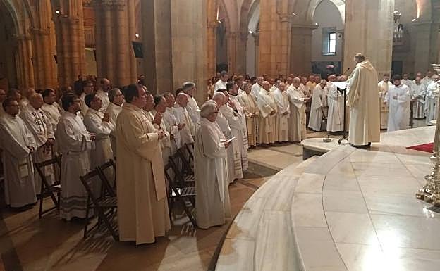 Imagen de los participantes en la misa que, todos las Semanas Santas, precede a la celebración del Jueves Santo. 