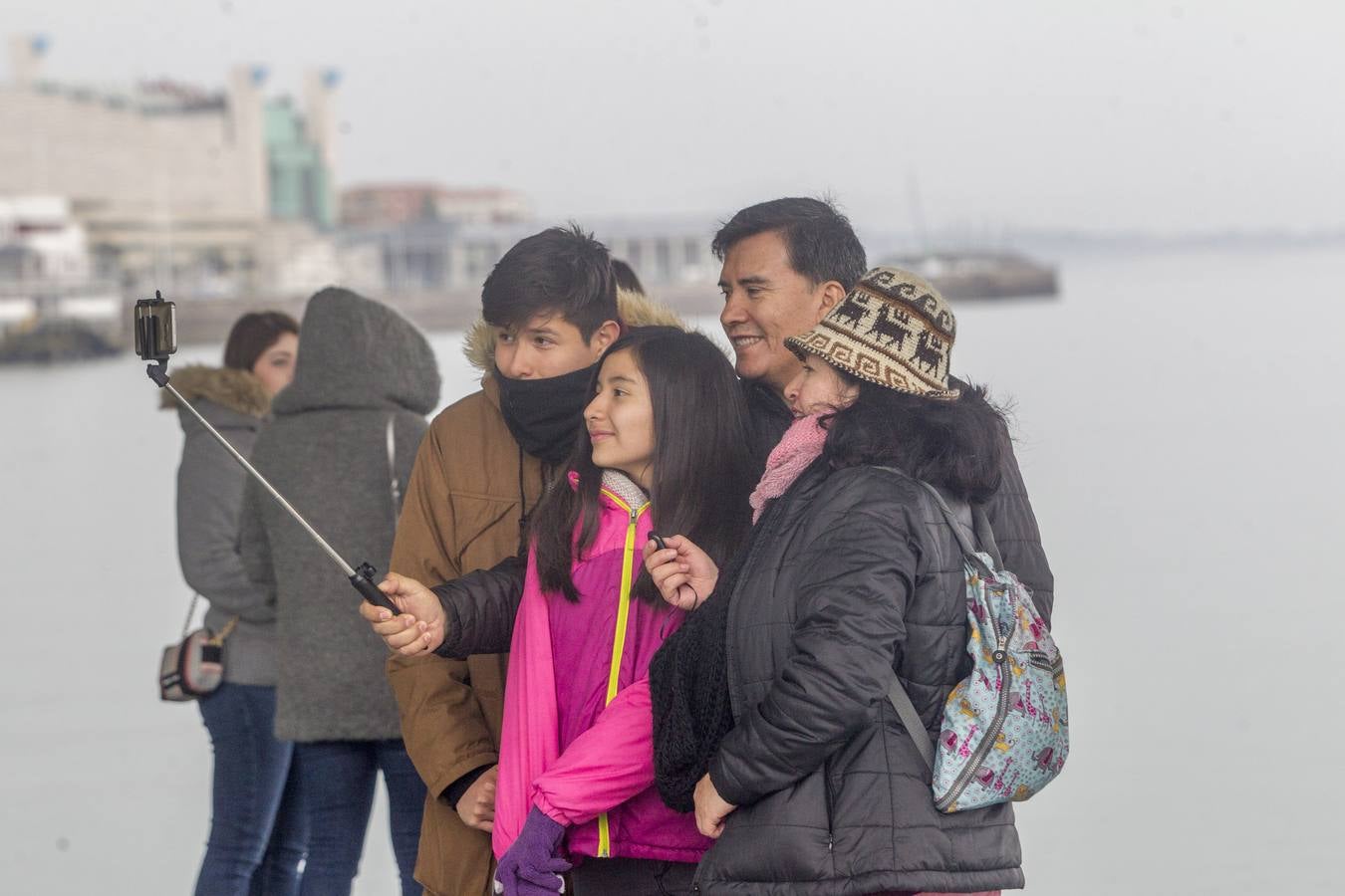 Imágenes de turistas paseando por Santander este lluvioso Jueves Santo