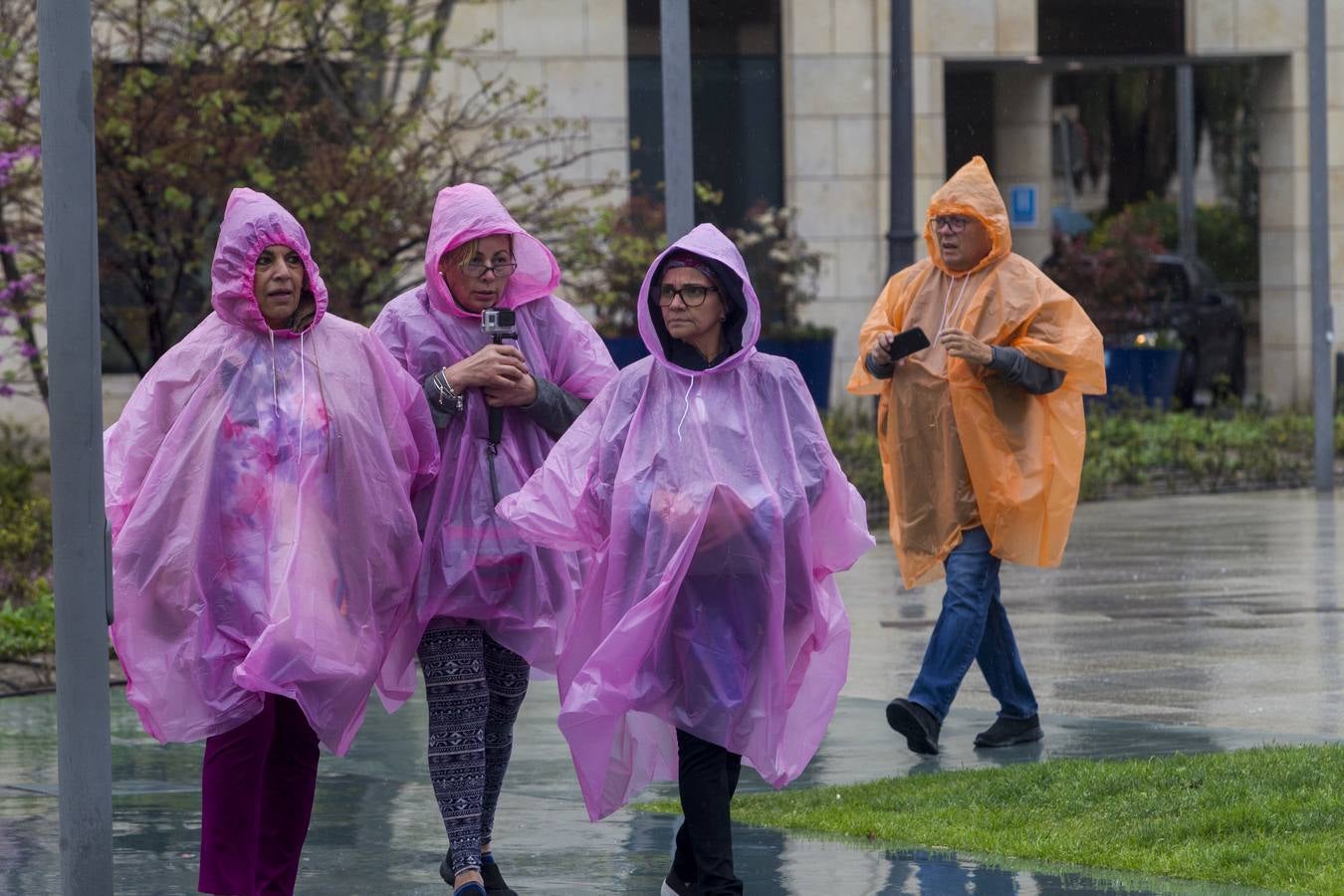 Imágenes de turistas paseando por Santander este lluvioso Jueves Santo