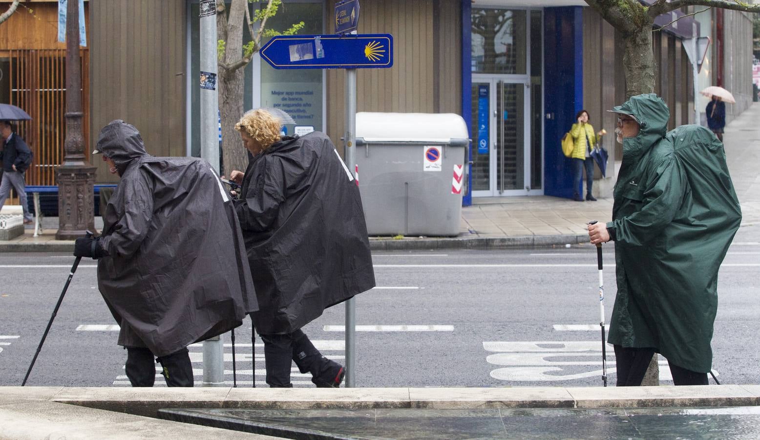 Imágenes de turistas paseando por Santander este lluvioso Jueves Santo