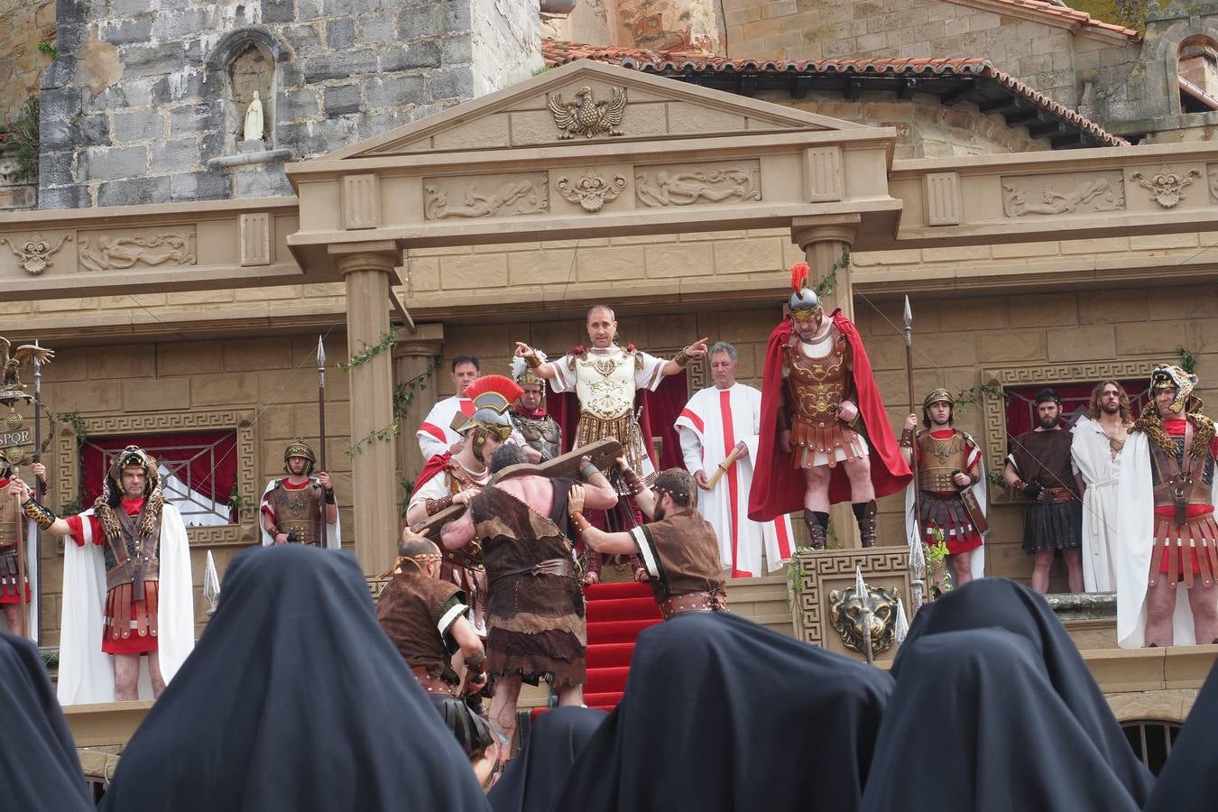 Pilatos decide sobre la vida de Jesús y de la otros presos.
