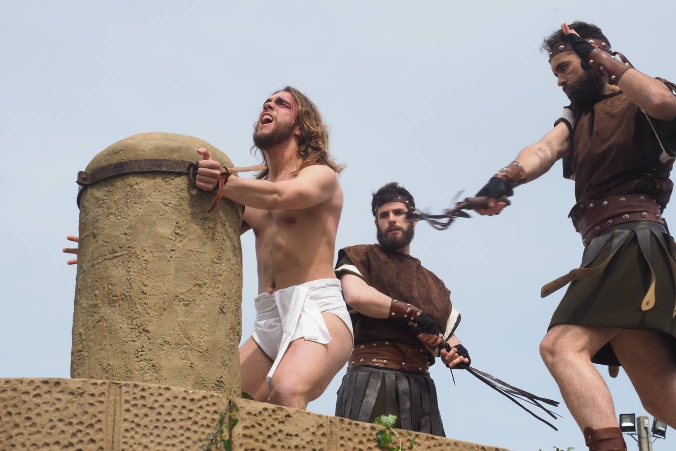 Jesús es azotado ante el pueblo.