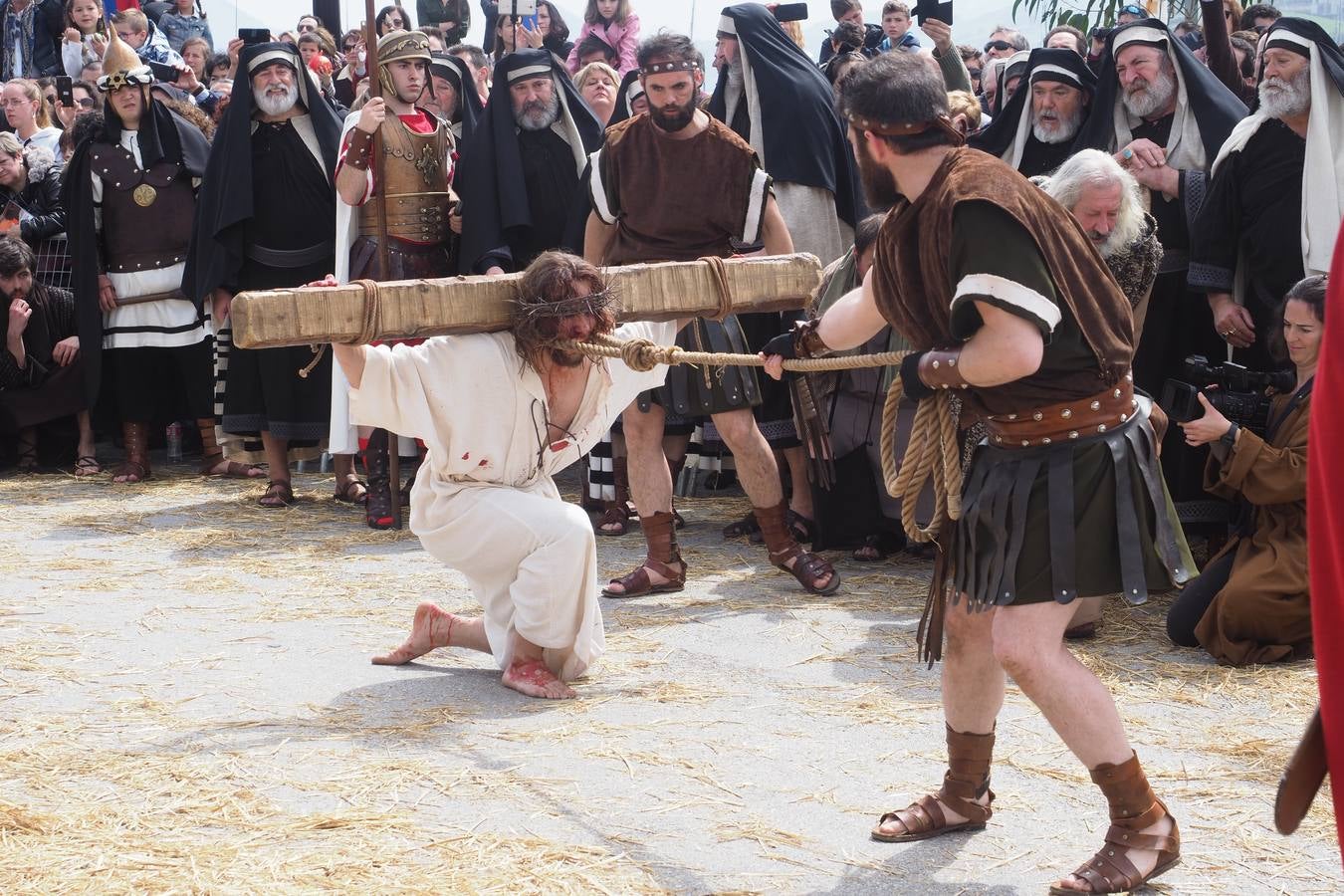 Es arrastrado y humillado durante todo el camino, en el que sufre tres caídas.