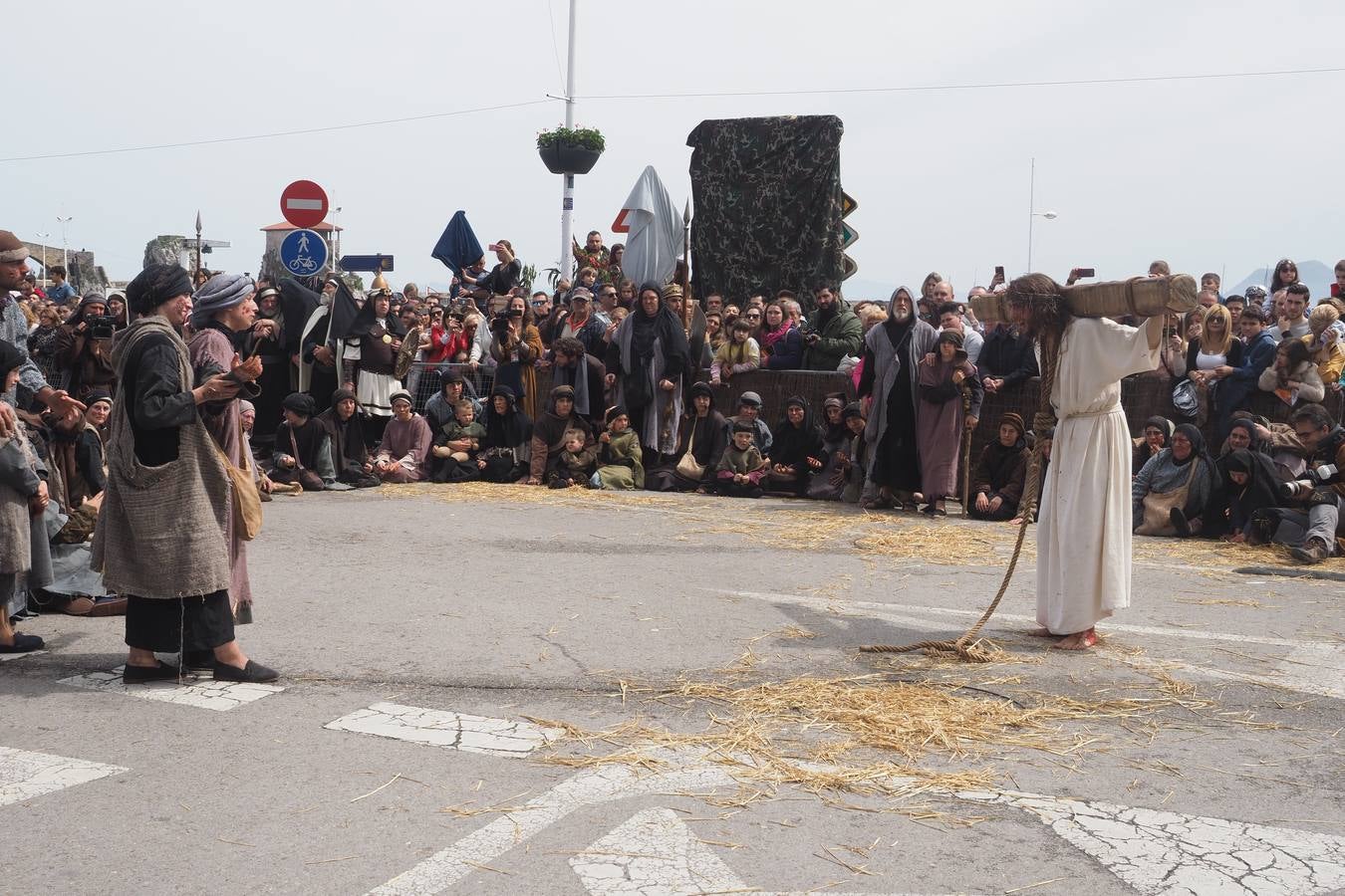 Mucho público siguió la representación de la Pasión de Jesús.