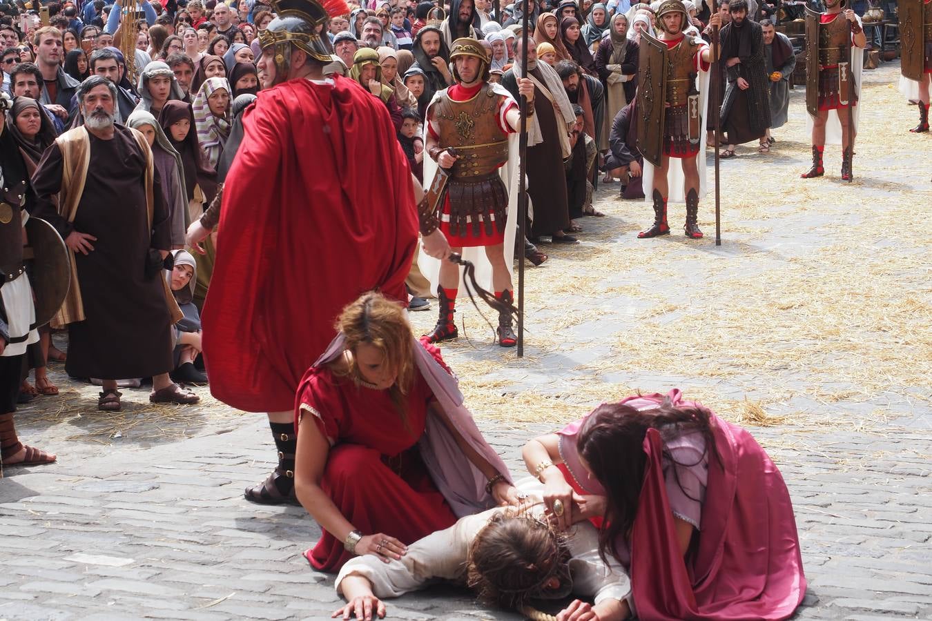 Verónica y María Magdalena se acercan a Jesús.