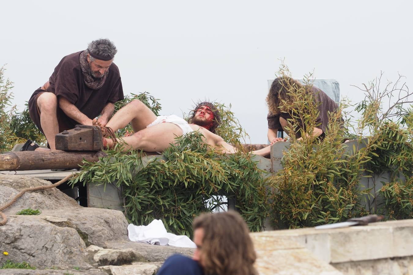 Jesús es colocado en la cruz.