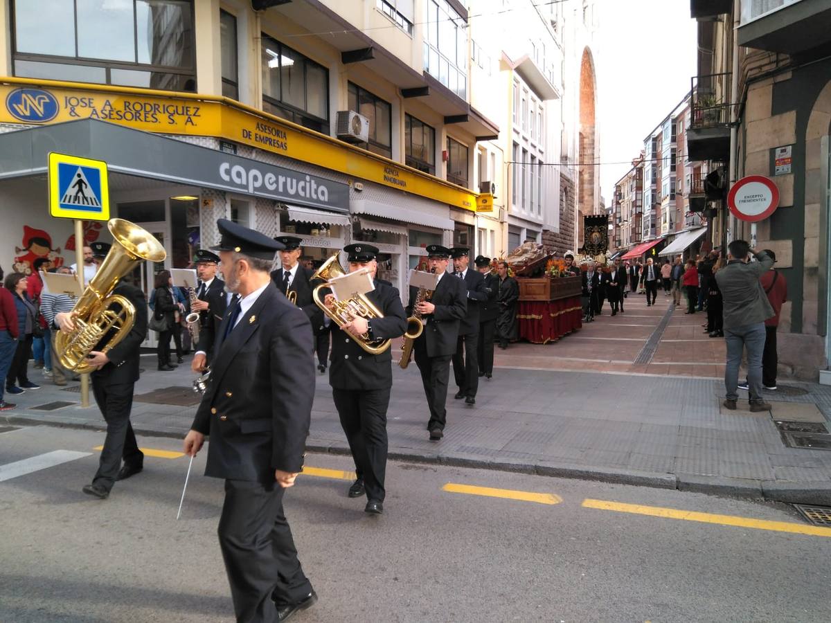 Fotos: Miles de personas asisten a la procesión de Viernes Santo en Torrelavega, recuperada tras 52 años sin sacramentos