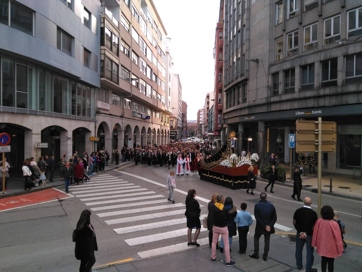 Fotos: Miles de personas asisten a la procesión de Viernes Santo en Torrelavega, recuperada tras 52 años sin sacramentos