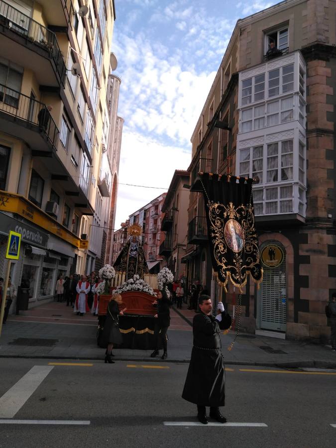 Fotos: Miles de personas asisten a la procesión de Viernes Santo en Torrelavega, recuperada tras 52 años sin sacramentos