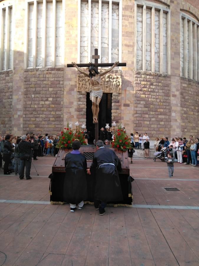 Fotos: Miles de personas asisten a la procesión de Viernes Santo en Torrelavega, recuperada tras 52 años sin sacramentos