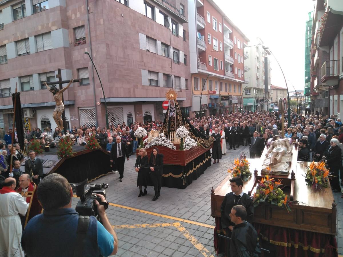 Fotos: Miles de personas asisten a la procesión de Viernes Santo en Torrelavega, recuperada tras 52 años sin sacramentos