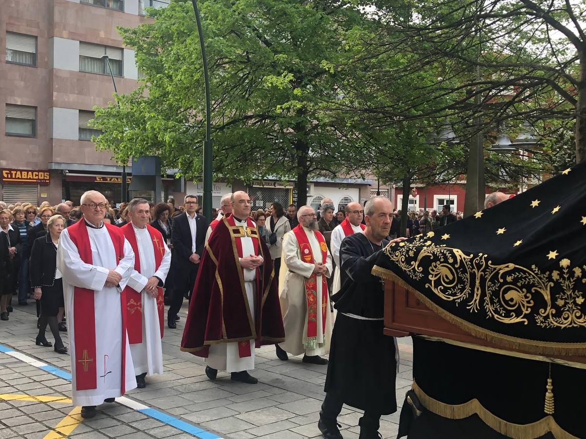 Fotos: Miles de personas asisten a la procesión de Viernes Santo en Torrelavega, recuperada tras 52 años sin sacramentos