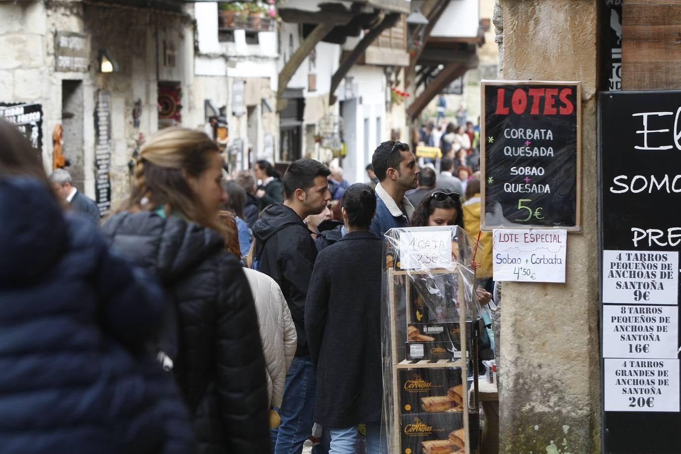 Miles de turistas abarrotan la villa de Santillana del Mar este Viernes Santo