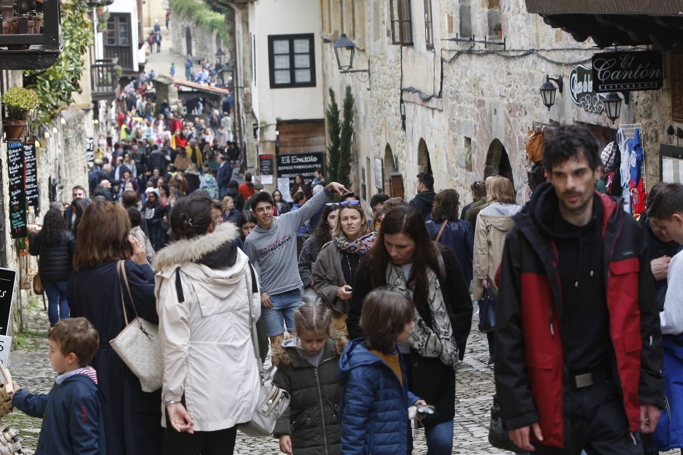 Miles de turistas abarrotan la villa de Santillana del Mar este Viernes Santo