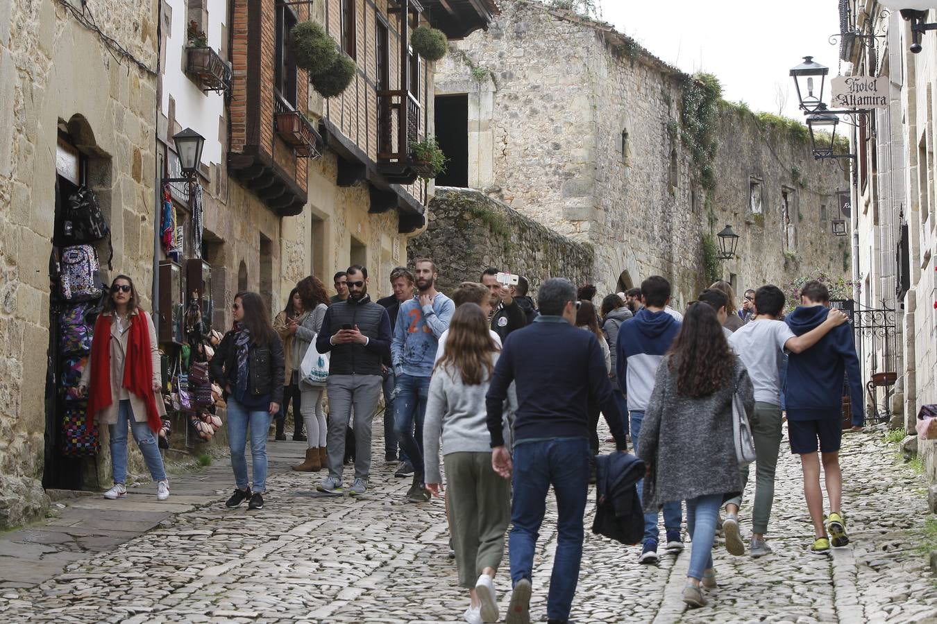 Miles de turistas abarrotan la villa de Santillana del Mar este Viernes Santo