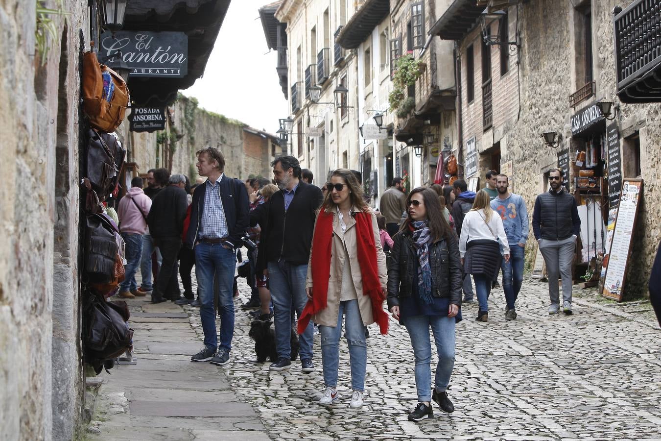 Miles de turistas abarrotan la villa de Santillana del Mar este Viernes Santo