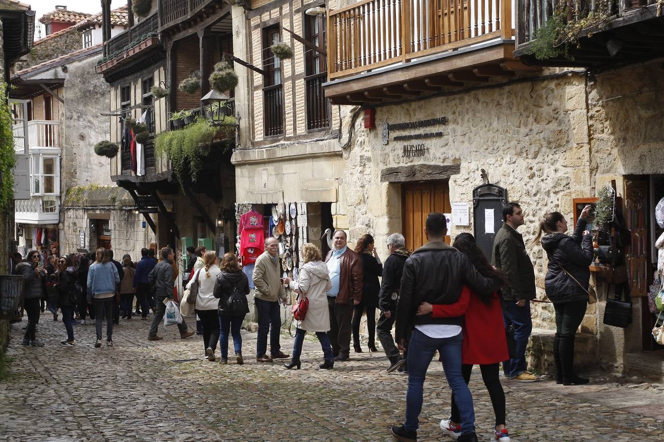 Miles de turistas abarrotan la villa de Santillana del Mar este Viernes Santo