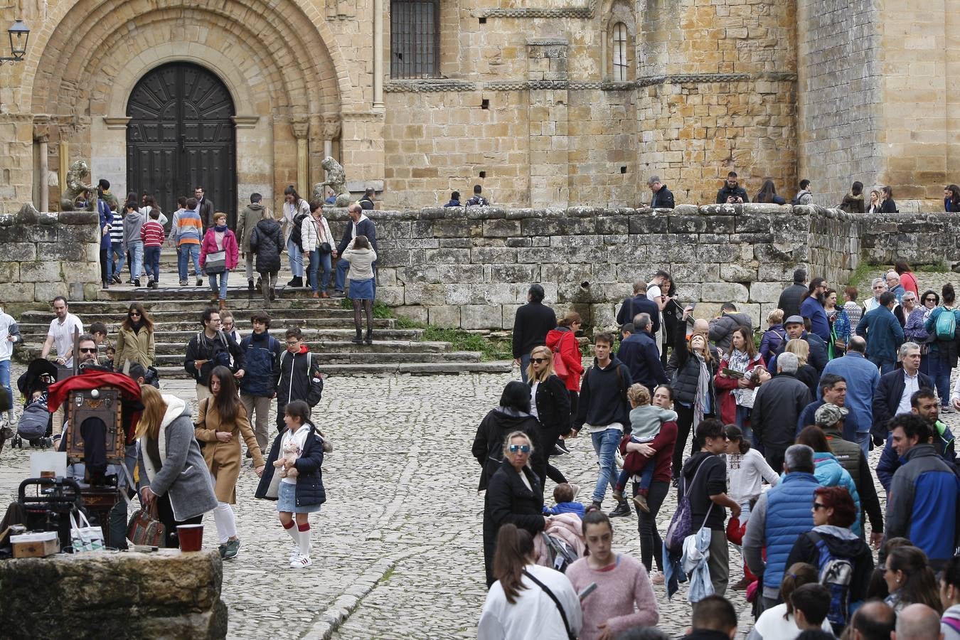 Miles de turistas abarrotan la villa de Santillana del Mar este Viernes Santo