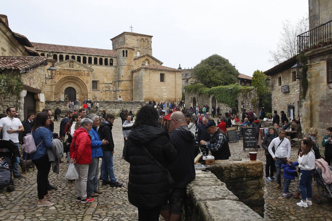 Miles de turistas abarrotan la villa de Santillana del Mar este Viernes Santo