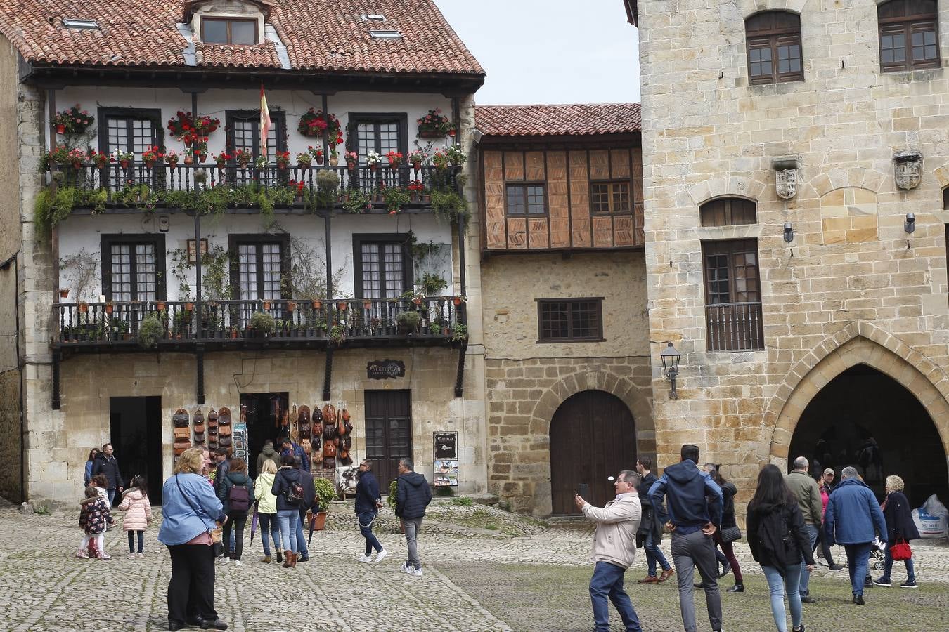 Miles de turistas abarrotan la villa de Santillana del Mar este Viernes Santo