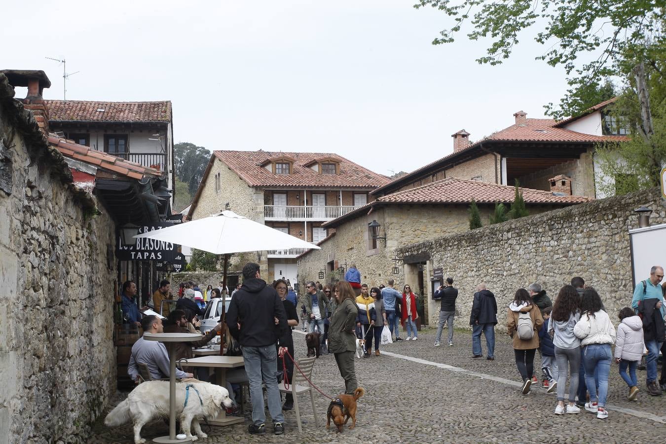 Miles de turistas abarrotan la villa de Santillana del Mar este Viernes Santo