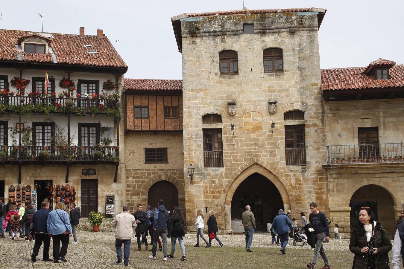 Miles de turistas abarrotan la villa de Santillana del Mar este Viernes Santo