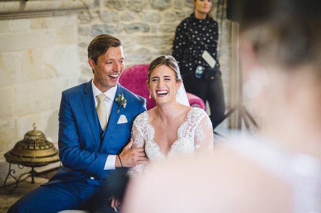 Momento cómplice en la boda de Lucía y Bjorn.